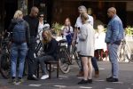 Amsterdam 4 september 2021
Gerald Roethof heeft een meisje aangereden die op de fiets reed . Het ongeluk gebeurde op de beethovenstraat. Daarna kwam zijn vriendin, Anna Sara Prins kwam naar hem toe.