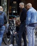 Amsterdam 4 september 2021
Gerald Roethof heeft een meisje aangereden die op de fiets reed . Het ongeluk gebeurde op de beethovenstraat. Daarna kwam zijn vriendin, Anna Sara Prins kwam naar hem toe.