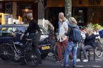 Amsterdam 4 september 2021
Gerald Roethof heeft een meisje aangereden die op de fiets reed . Het ongeluk gebeurde op de beethovenstraat. Daarna kwam zijn vriendin, Anna Sara Prins kwam naar hem toe.