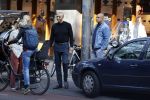 Amsterdam 4 september 2021
Gerald Roethof heeft een meisje aangereden die op de fiets reed . Het ongeluk gebeurde op de beethovenstraat. Daarna kwam zijn vriendin, Anna Sara Prins kwam naar hem toe.