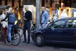 Amsterdam 4 september 2021
Gerald Roethof heeft een meisje aangereden die op de fiets reed . Het ongeluk gebeurde op de beethovenstraat. Daarna kwam zijn vriendin, Anna Sara Prins kwam naar hem toe.