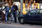 Amsterdam 4 september 2021
Gerald Roethof heeft een meisje aangereden die op de fiets reed . Het ongeluk gebeurde op de beethovenstraat. Daarna kwam zijn vriendin, Anna Sara Prins kwam naar hem toe.