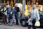 Amsterdam 4 september 2021
Gerald Roethof heeft een meisje aangereden die op de fiets reed . Het ongeluk gebeurde op de beethovenstraat. Daarna kwam zijn vriendin, Anna Sara Prins kwam naar hem toe.