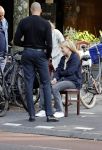 Amsterdam 4 september 2021
Gerald Roethof heeft een meisje aangereden die op de fiets reed . Het ongeluk gebeurde op de beethovenstraat. Daarna kwam zijn vriendin, Anna Sara Prins kwam naar hem toe.