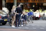 Amsterdam 4 september 2021
Gerald Roethof heeft een meisje aangereden die op de fiets reed . Het ongeluk gebeurde op de beethovenstraat. Daarna kwam zijn vriendin, Anna Sara Prins kwam naar hem toe.
