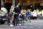 Amsterdam 4 september 2021
Gerald Roethof heeft een meisje aangereden die op de fiets reed . Het ongeluk gebeurde op de beethovenstraat. Daarna kwam zijn vriendin, Anna Sara Prins kwam naar hem toe.