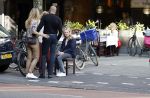 Amsterdam 4 september 2021
Gerald Roethof heeft een meisje aangereden die op de fiets reed . Het ongeluk gebeurde op de beethovenstraat. Daarna kwam zijn vriendin, Anna Sara Prins kwam naar hem toe.