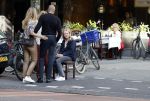 Amsterdam 4 september 2021
Gerald Roethof heeft een meisje aangereden die op de fiets reed . Het ongeluk gebeurde op de beethovenstraat. Daarna kwam zijn vriendin, Anna Sara Prins kwam naar hem toe.