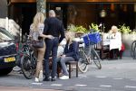 Amsterdam 4 september 2021
Gerald Roethof heeft een meisje aangereden die op de fiets reed . Het ongeluk gebeurde op de beethovenstraat. Daarna kwam zijn vriendin, Anna Sara Prins kwam naar hem toe.