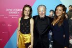 Amsterdam 11 oktober 2021
Premiere Liefde zonder grenzenin Tuschinski met in de hoofdrol Yolanthe Cabau v Kasbergen Jim Bakkum Soy Kroon Abbey Hoes  Hajo Bruins en Peggy Vrijens . hajo Bruins kwam met zijn vriendin en schoonzus