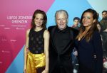 Amsterdam 11 oktober 2021
Premiere Liefde zonder grenzenin Tuschinski met in de hoofdrol Yolanthe Cabau v Kasbergen Jim Bakkum Soy Kroon Abbey Hoes  Hajo Bruins en Peggy Vrijens . hajo Bruins kwam met zijn vriendin en schoonzus