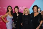 Amsterdam 11 oktober 2021
Premiere Liefde zonder grenzenin Tuschinski met in de hoofdrol Yolanthe Cabau v Kasbergen Jim Bakkum Soy Kroon Abbey Hoes  Hajo Bruins en Peggy Vrijens . Holly Brood kwam met haar moeder Sandra en Zus en schoonmoeder