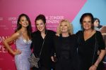 Amsterdam 11 oktober 2021
Premiere Liefde zonder grenzenin Tuschinski met in de hoofdrol Yolanthe Cabau v Kasbergen Jim Bakkum Soy Kroon Abbey Hoes  Hajo Bruins en Peggy Vrijens . Holly Brood kwam met haar moeder Sandra en Zus en schoonmoeder