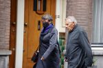 Amsterdam 3 oktober 2021
Jan Stekelenburg  met zijn vrouw wandelend door Amsterdam.