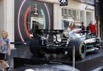 Amsterdam 3 september 2021
De F1 auto van lewis hamilton staat op de PC Hooftstraat voor de winkel van Tommy Hilfiger. Tommy is sponsor van het F1 team van Mercedes.