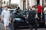 Amsterdam 3 september 2021
De F1 auto van lewis hamilton staat op de PC Hooftstraat voor de winkel van Tommy Hilfiger. Tommy is sponsor van het F1 team van Mercedes.