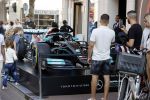 Amsterdam 3 september 2021
De F1 auto van lewis hamilton staat op de PC Hooftstraat voor de winkel van Tommy Hilfiger. Tommy is sponsor van het F1 team van Mercedes.