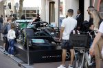 Amsterdam 3 september 2021
De F1 auto van lewis hamilton staat op de PC Hooftstraat voor de winkel van Tommy Hilfiger. Tommy is sponsor van het F1 team van Mercedes.