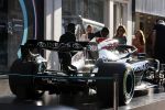 Amsterdam 3 september 2021
De F1 auto van lewis hamilton staat op de PC Hooftstraat voor de winkel van Tommy Hilfiger. Tommy is sponsor van het F1 team van Mercedes.