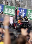 Zandvoort 5 september 2021
Max Verstappen wint de GP F1 van Nederland . Hij staat op het podium met Lewis Hamilton en Valteri Bottas. Charlene de Carvalho Heineken reikt de prijzen uit.