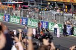 Zandvoort 5 september 2021
Max Verstappen wint de GP F1 van Nederland . Hij staat op het podium met Lewis Hamilton en Valteri Bottas. Charlene de Carvalho Heineken reikt de prijzen uit.