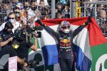 Zandvoort 5 september 2021
Max Verstappen wint de GP F1 van Nederland . Hij staat op het podium met Lewis Hamilton en Valteri Bottas. Charlene de Carvalho Heineken reikt de prijzen uit.