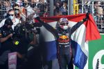 Zandvoort 5 september 2021
Max Verstappen wint de GP F1 van Nederland . Hij staat op het podium met Lewis Hamilton en Valteri Bottas. Charlene de Carvalho Heineken reikt de prijzen uit.