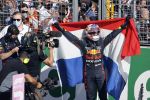 Zandvoort 5 september 2021
Max Verstappen wint de GP F1 van Nederland . Hij staat op het podium met Lewis Hamilton en Valteri Bottas. Charlene de Carvalho Heineken reikt de prijzen uit.