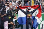 Zandvoort 5 september 2021
Max Verstappen wint de GP F1 van Nederland . Hij staat op het podium met Lewis Hamilton en Valteri Bottas. Charlene de Carvalho Heineken reikt de prijzen uit.