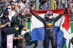Zandvoort 5 september 2021
Max Verstappen wint de GP F1 van Nederland . Hij staat op het podium met Lewis Hamilton en Valteri Bottas. Charlene de Carvalho Heineken reikt de prijzen uit.