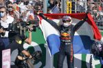Zandvoort 5 september 2021
Max Verstappen wint de GP F1 van Nederland . Hij staat op het podium met Lewis Hamilton en Valteri Bottas. Charlene de Carvalho Heineken reikt de prijzen uit.