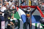 Zandvoort 5 september 2021
Max Verstappen wint de GP F1 van Nederland . Hij staat op het podium met Lewis Hamilton en Valteri Bottas. Charlene de Carvalho Heineken reikt de prijzen uit.