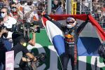 Zandvoort 5 september 2021
Max Verstappen wint de GP F1 van Nederland . Hij staat op het podium met Lewis Hamilton en Valteri Bottas. Charlene de Carvalho Heineken reikt de prijzen uit.