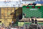Zandvoort 5 september 2021
Max Verstappen wint de GP F1 van Nederland . Hij staat op het podium met Lewis Hamilton en Valteri Bottas. Charlene de Carvalho Heineken reikt de prijzen uit.