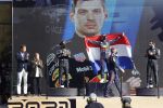Zandvoort 5 september 2021
Max Verstappen wint de GP F1 van Nederland . Hij staat op het podium met Lewis Hamilton en Valteri Bottas. Charlene de Carvalho Heineken reikt de prijzen uit.