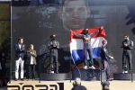 Zandvoort 5 september 2021
Max Verstappen wint de GP F1 van Nederland . Hij staat op het podium met Lewis Hamilton en Valteri Bottas. Charlene de Carvalho Heineken reikt de prijzen uit.