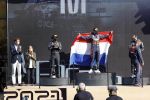 Zandvoort 5 september 2021
Max Verstappen wint de GP F1 van Nederland . Hij staat op het podium met Lewis Hamilton en Valteri Bottas. Charlene de Carvalho Heineken reikt de prijzen uit.