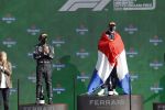Zandvoort 5 september 2021
Max Verstappen wint de GP F1 van Nederland . Hij staat op het podium met Lewis Hamilton en Valteri Bottas. Charlene de Carvalho Heineken reikt de prijzen uit.