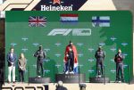 Zandvoort 5 september 2021
Max Verstappen wint de GP F1 van Nederland . Hij staat op het podium met Lewis Hamilton en Valteri Bottas. Charlene de Carvalho Heineken reikt de prijzen uit.