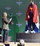 Zandvoort 5 september 2021
Max Verstappen wint de GP F1 van Nederland . Hij staat op het podium met Lewis Hamilton en Valteri Bottas. Charlene de Carvalho Heineken reikt de prijzen uit.