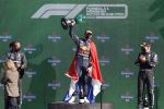 Zandvoort 5 september 2021
Max Verstappen wint de GP F1 van Nederland . Hij staat op het podium met Lewis Hamilton en Valteri Bottas. Charlene de Carvalho Heineken reikt de prijzen uit.