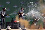 Zandvoort 5 september 2021
Max Verstappen wint de GP F1 van Nederland . Hij staat op het podium met Lewis Hamilton en Valteri Bottas. Charlene de Carvalho Heineken reikt de prijzen uit.