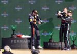 Zandvoort 5 september 2021
Max Verstappen wint de GP F1 van Nederland . Hij staat op het podium met Lewis Hamilton en Valteri Bottas. Charlene de Carvalho Heineken reikt de prijzen uit.