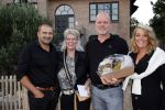 Noordwijk 4 september 2021
Martien Meiland viert zijn 60e verjaardag in de tuin van zijn nieuwe huis/villa. Aanwezig oa Erica Meiland Maxime Meiland (zwanger) met partner Leroy Molkenboer en Montana Meiland met partner Dirk .
Links de Klusjesman met partner en de neiwue eigenaren van het oude huis van Martien