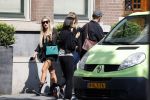 Amsterdam 3 september 2021
Nikkie Plessen wandelend op straat met een kennis.