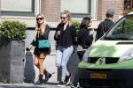 Amsterdam 3 september 2021
Nikkie Plessen wandelend op straat met een kennis.