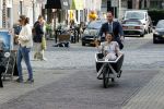 Naarden 24 september 2021
Nina ten Brink de dochter van Robert ten Brink en zijn vrouw Roos trouwt in het gemeentehuis van Naarden Vesting met haar man Laurens Jan . Ze arriveren in een bakfiets.
