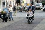 Naarden 24 september 2021
Nina ten Brink de dochter van Robert ten Brink en zijn vrouw Roos trouwt in het gemeentehuis van Naarden Vesting met haar man Laurens Jan . Ze arriveren in een bakfiets.
