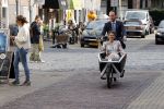 Naarden 24 september 2021
Nina ten Brink de dochter van Robert ten Brink en zijn vrouw Roos trouwt in het gemeentehuis van Naarden Vesting met haar man Laurens Jan . Ze arriveren in een bakfiets.