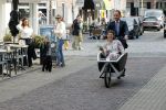 Naarden 24 september 2021
Nina ten Brink de dochter van Robert ten Brink en zijn vrouw Roos trouwt in het gemeentehuis van Naarden Vesting met haar man Laurens Jan . Ze arriveren in een bakfiets.
